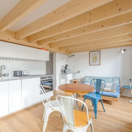 Mezzanine Renove Au Centre De La Rochelle, Proche Vieux Port Et Plages - Fr-1-535-54 Lejlighed *