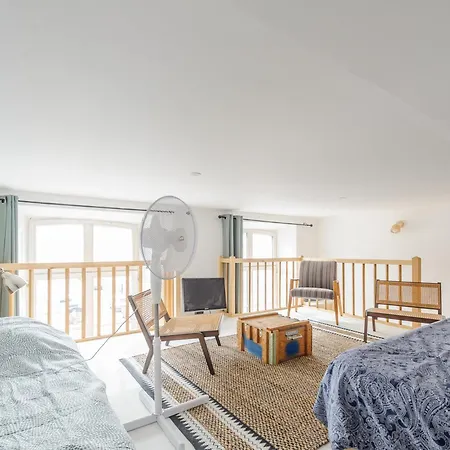 Appartement Mezzanine Renove Au Centre De La Rochelle, Proche Vieux Port Et Plages - Fr-1-535-54