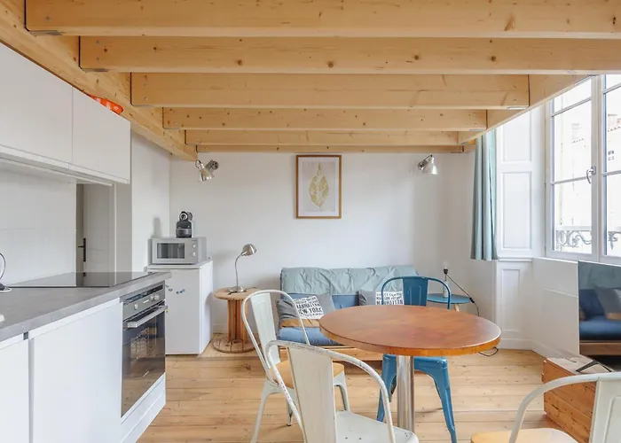 Mezzanine Renove Au Centre De La Rochelle, Proche Vieux Port Et Plages - Fr-1-535-54 *