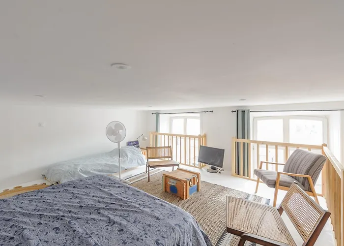 Mezzanine Renove Au Centre De La Rochelle, Proche Vieux Port Et Plages - Fr-1-535-54 *